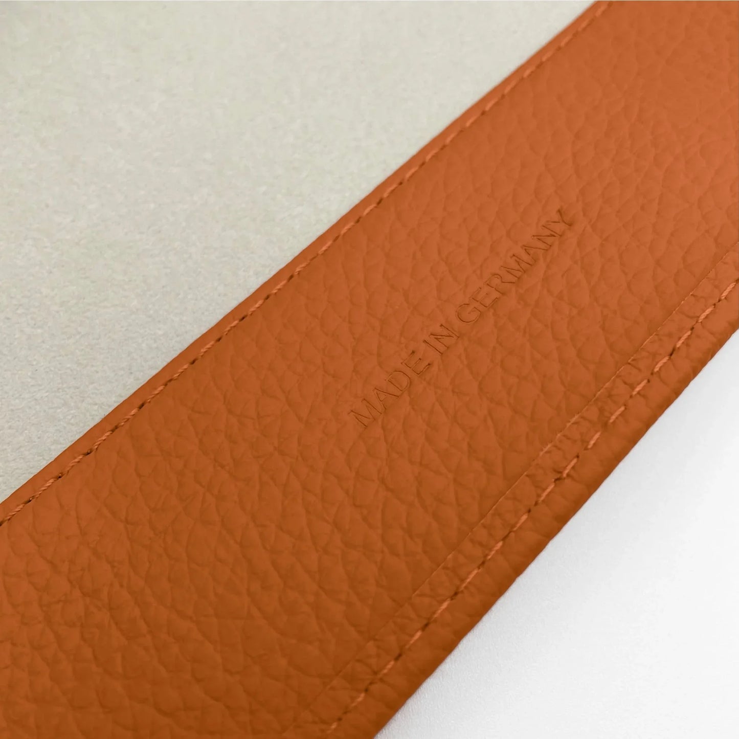Uhrenrolle ANTWERPEN - Leder Orange, Nahaufnahme, Schriftzug Made in Germany – uhrenrolle