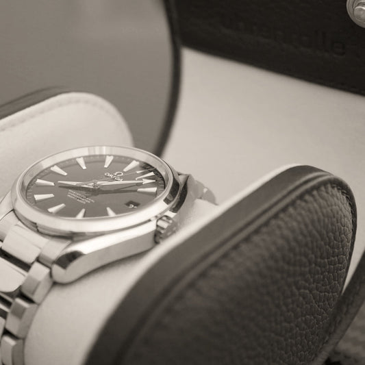 Uhrenrolle ATELIER für 1 Uhr aus echtem Leder in der Nahaufnahme mit Omega Uhr – uhrenrolle