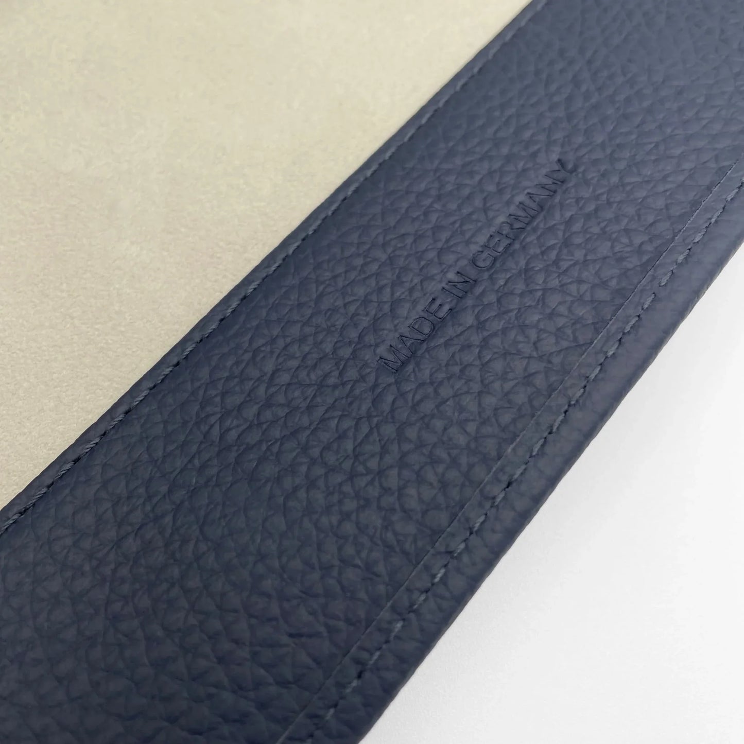 Uhrenrolle BERMUDA - Leder Dunkelblau, Nahaufnahme, Schriftzug Made in Germany - uhrenrolle