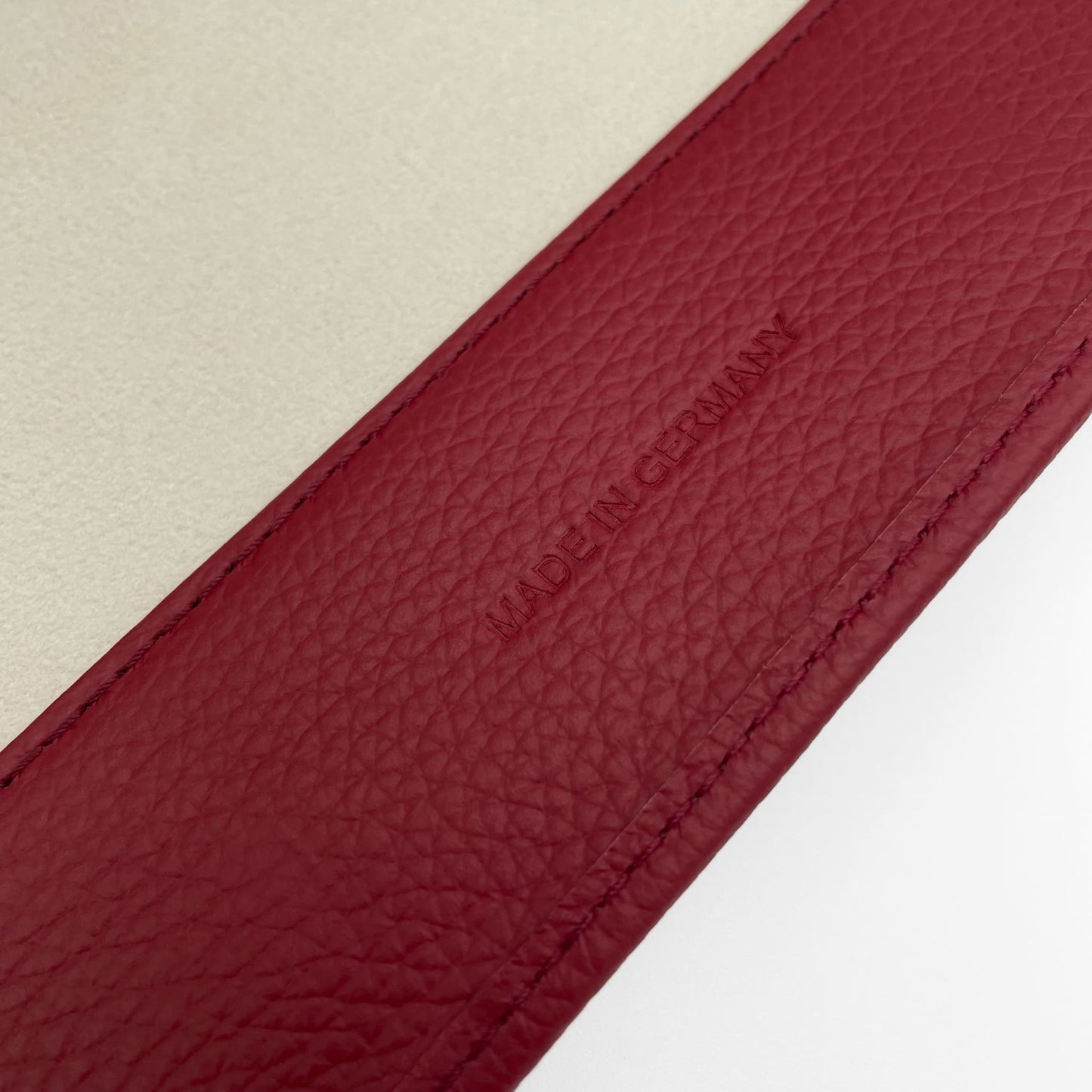 Uhrenrolle BORDEAUX - Leder Rot, Nahaufnahme, Schriftzug Made in Germany - uhrenrolle