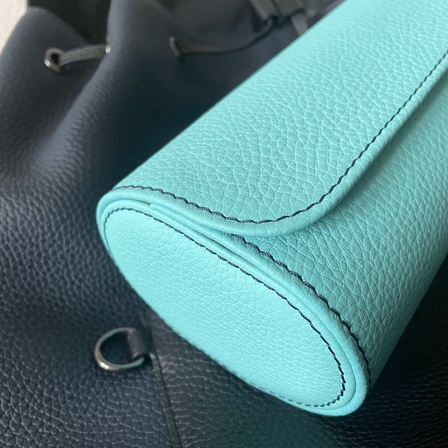 Uhrenrolle LIGHT BLUE auf Reisetasche | uhrenrolle
