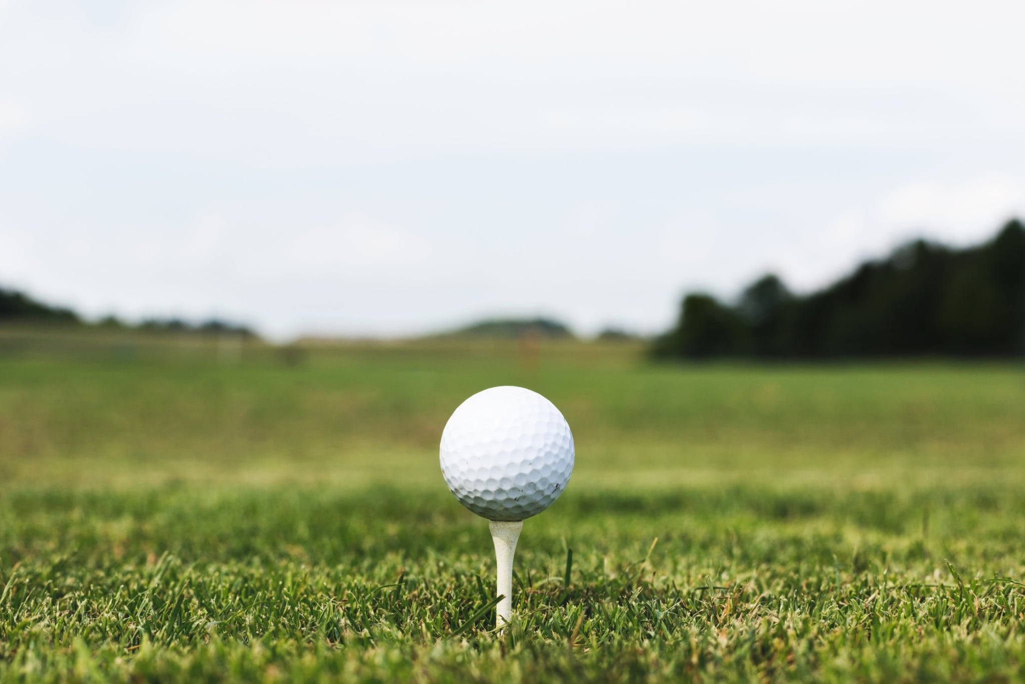 Nahaufnahme Golfball auf Tee | uhrenrolle