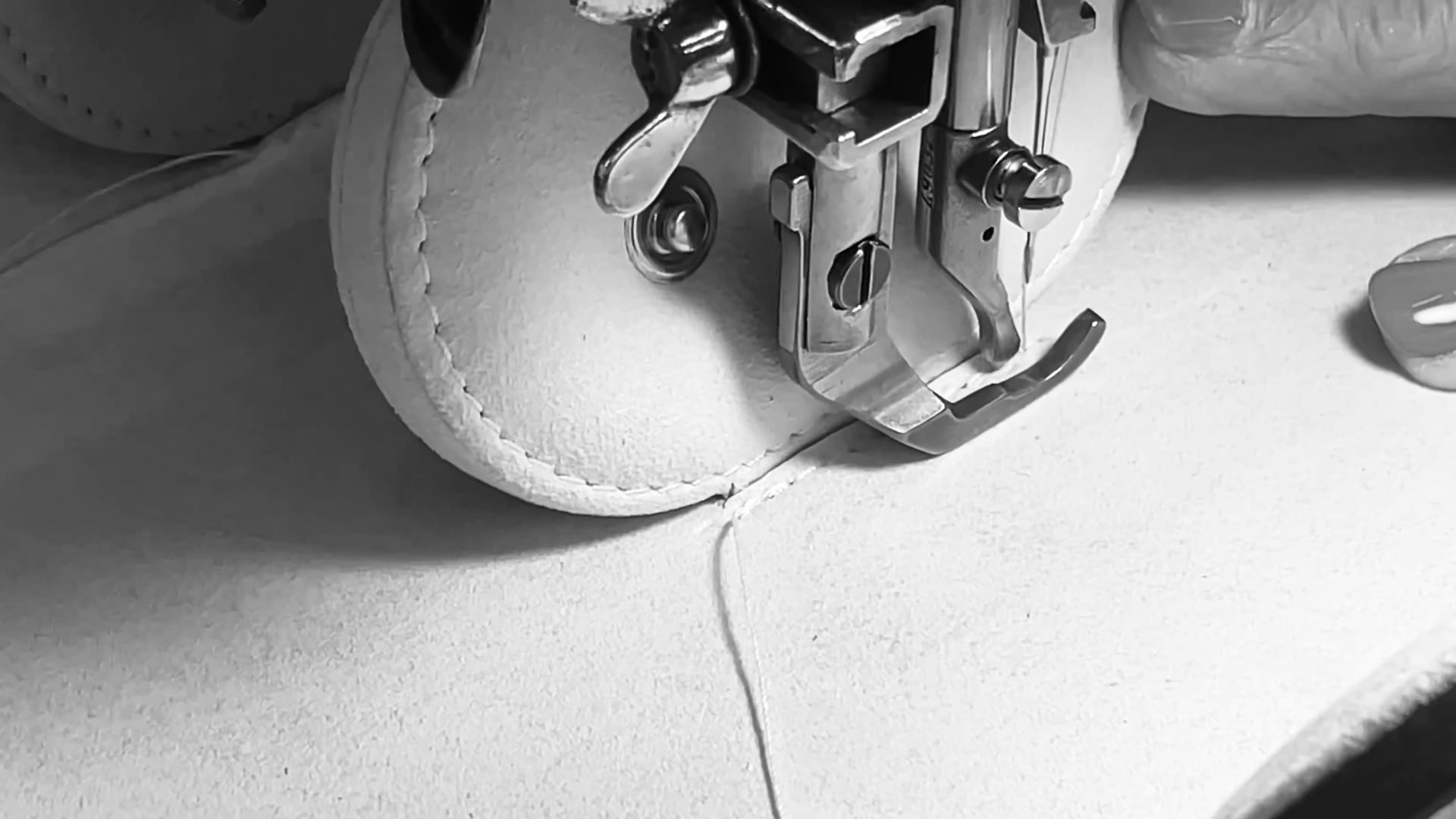 Video laden: Herstellungsprozess der Uhrenrolle ATELIER für 3 Uhren aus feinem Leder - Einblicke in die handwerkliche Fertigung | uhrenrolle