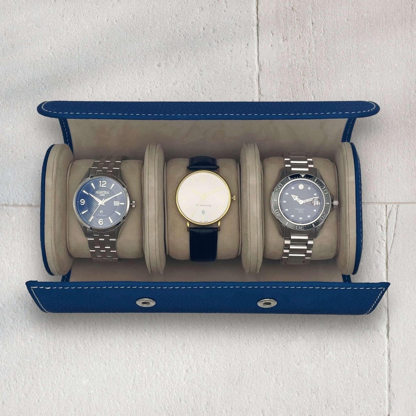 Geöffnete Uhrenrolle für 3 Uhren in Royalblau mit weichem Innenfutter
