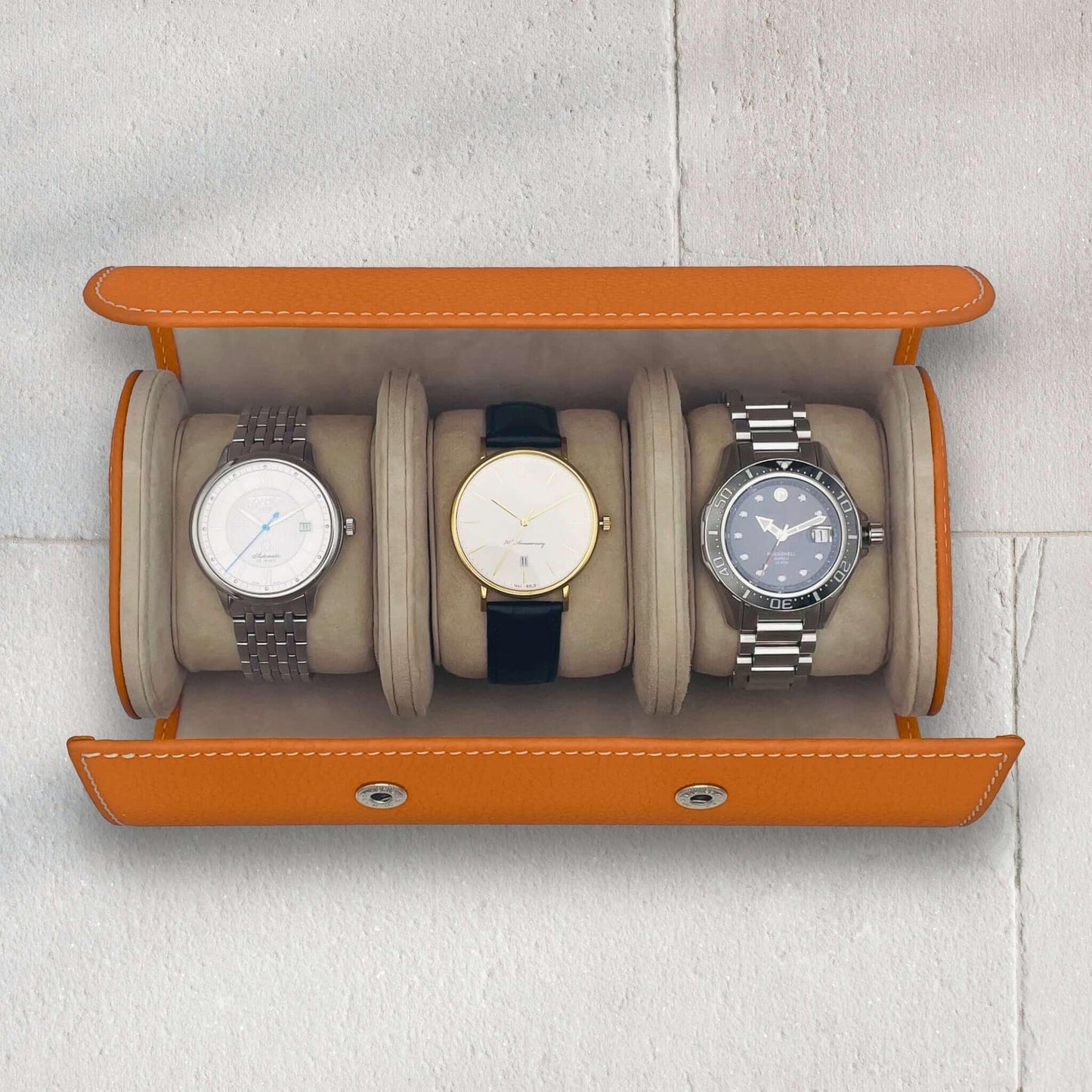 Geöffnete Uhrenrolle für 3 Uhren in Orange mit hellem Innenfutter