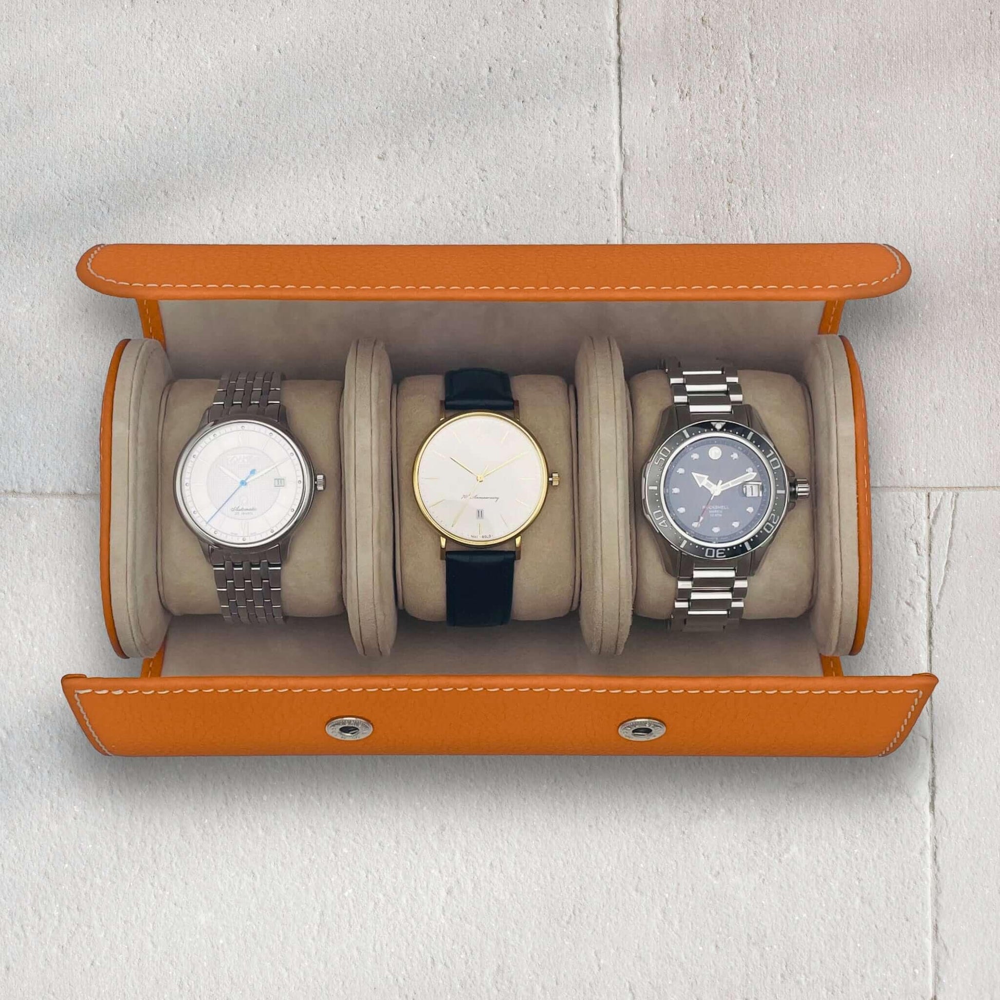 Geöffnete Uhrenrolle für 3 Uhren in Orange mit hellem Innenfutter