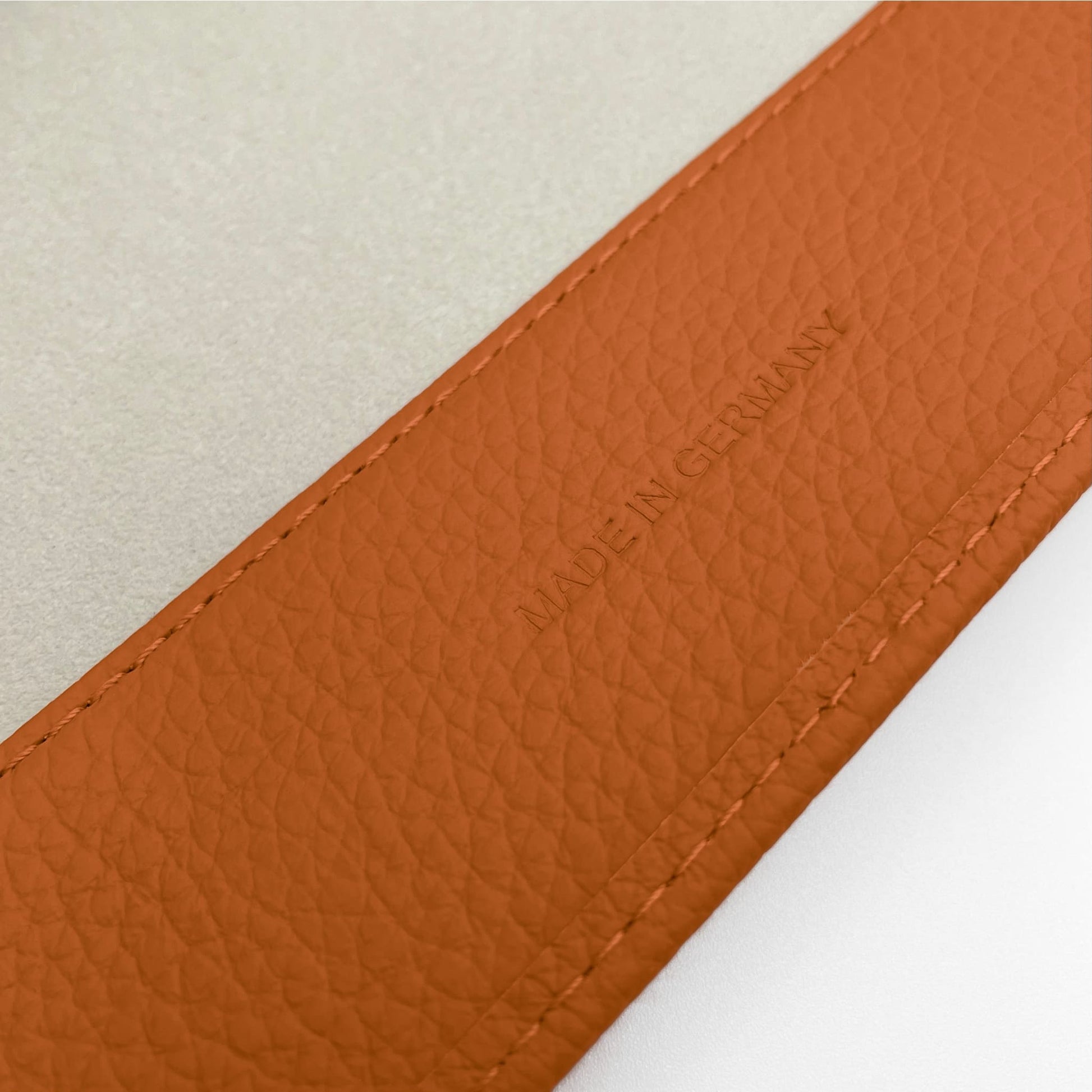 Uhrenrolle ANTWERPEN - Leder Orange, Nahaufnahme, Schriftzug Made in Germany – uhrenrolle