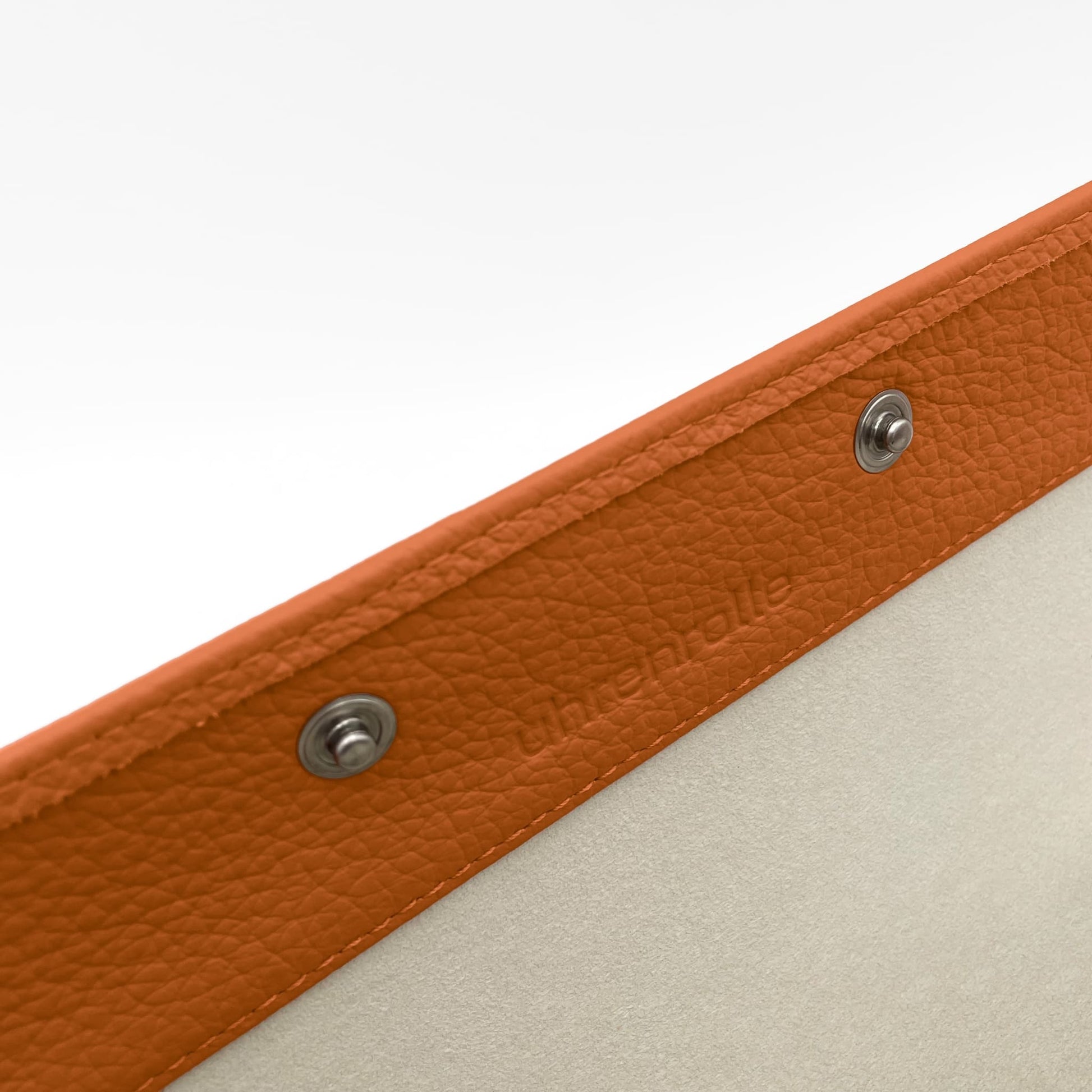 Uhrenrolle ANTWERPEN - Leder Orange, Nahaufnahme, Schriftzug uhrenrolle – uhrenrolle
