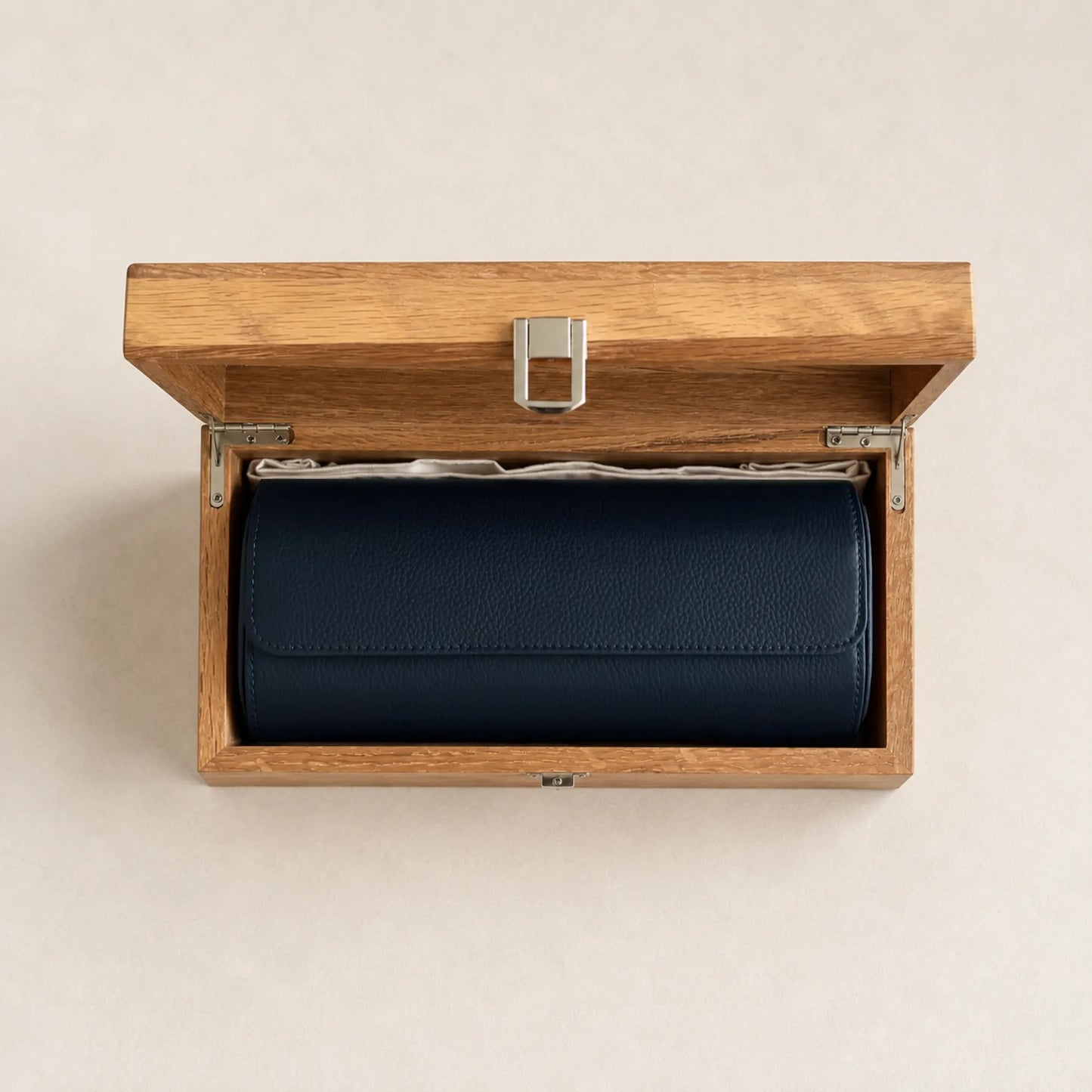 Dunkelblaue ATELIER Bermuda Uhrenrolle für 3 Uhren in Eichenholzbox mit Baumwollbeutel