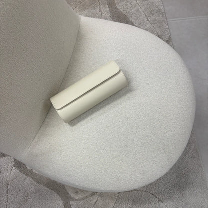 Uhrenrolle ATELIER stilvoll auf einem hellen Sessel platziert
