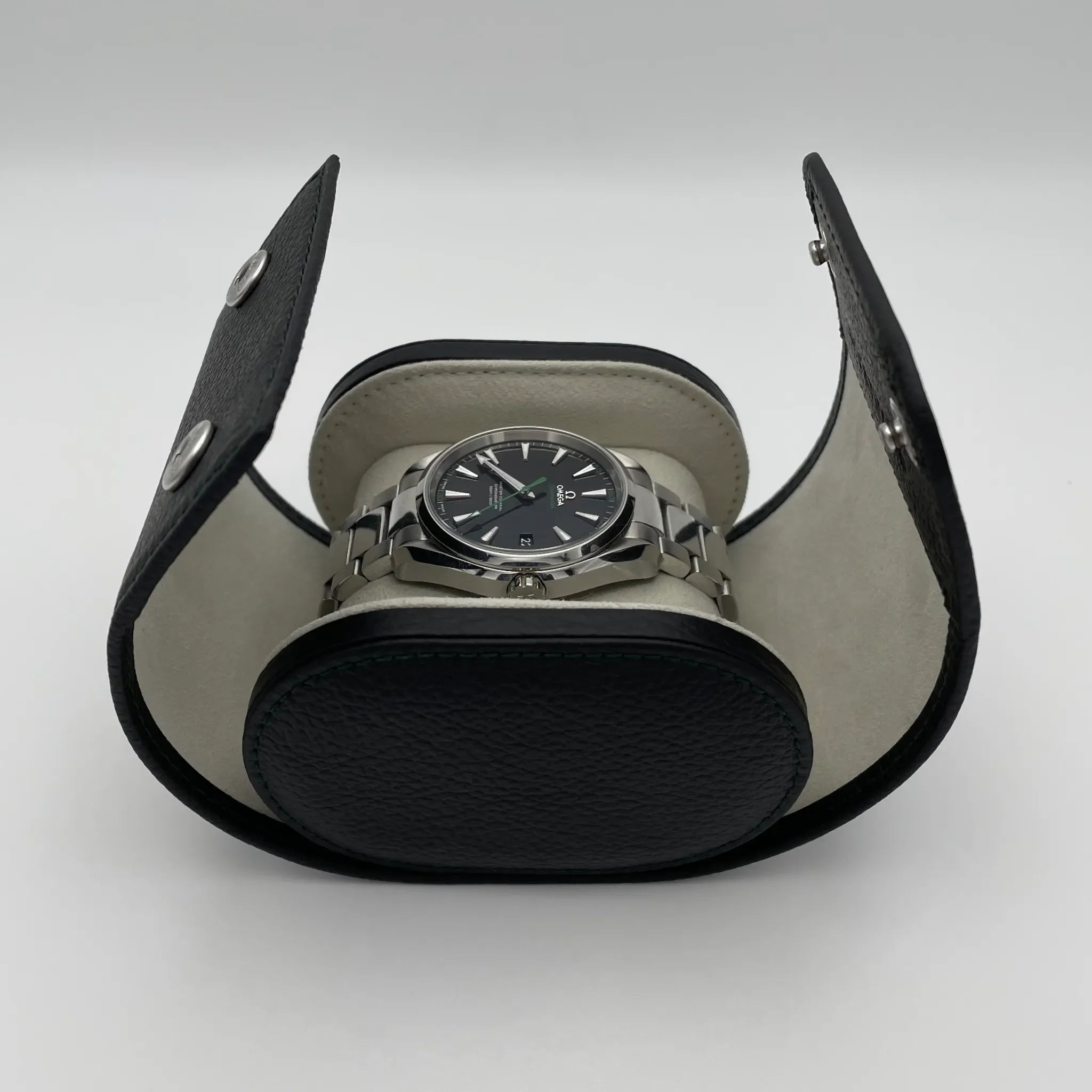 Geöffnete schwarze ATELIER Manhattan Uhrenrolle für 1 Uhr