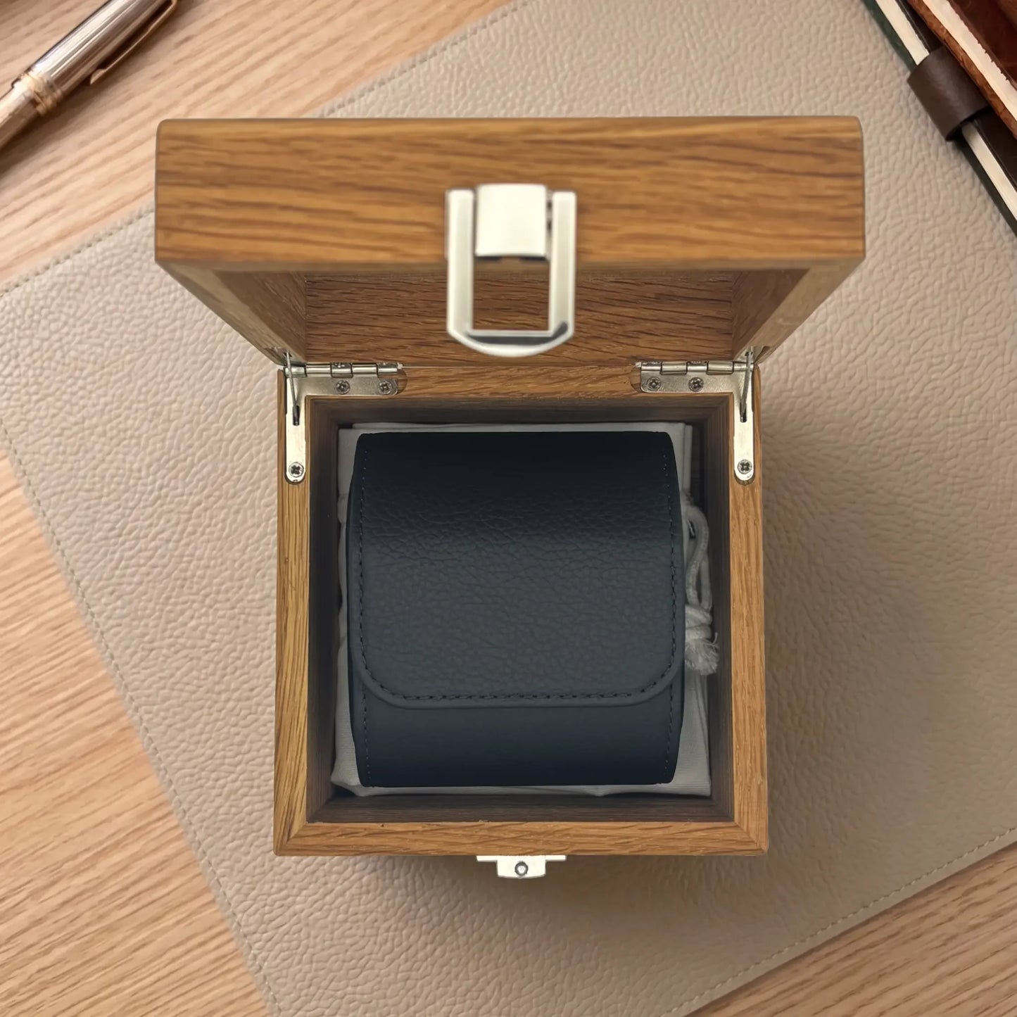 Schwarze ATELIER Manhattan Uhrenrolle in geöffneter Holzbox
