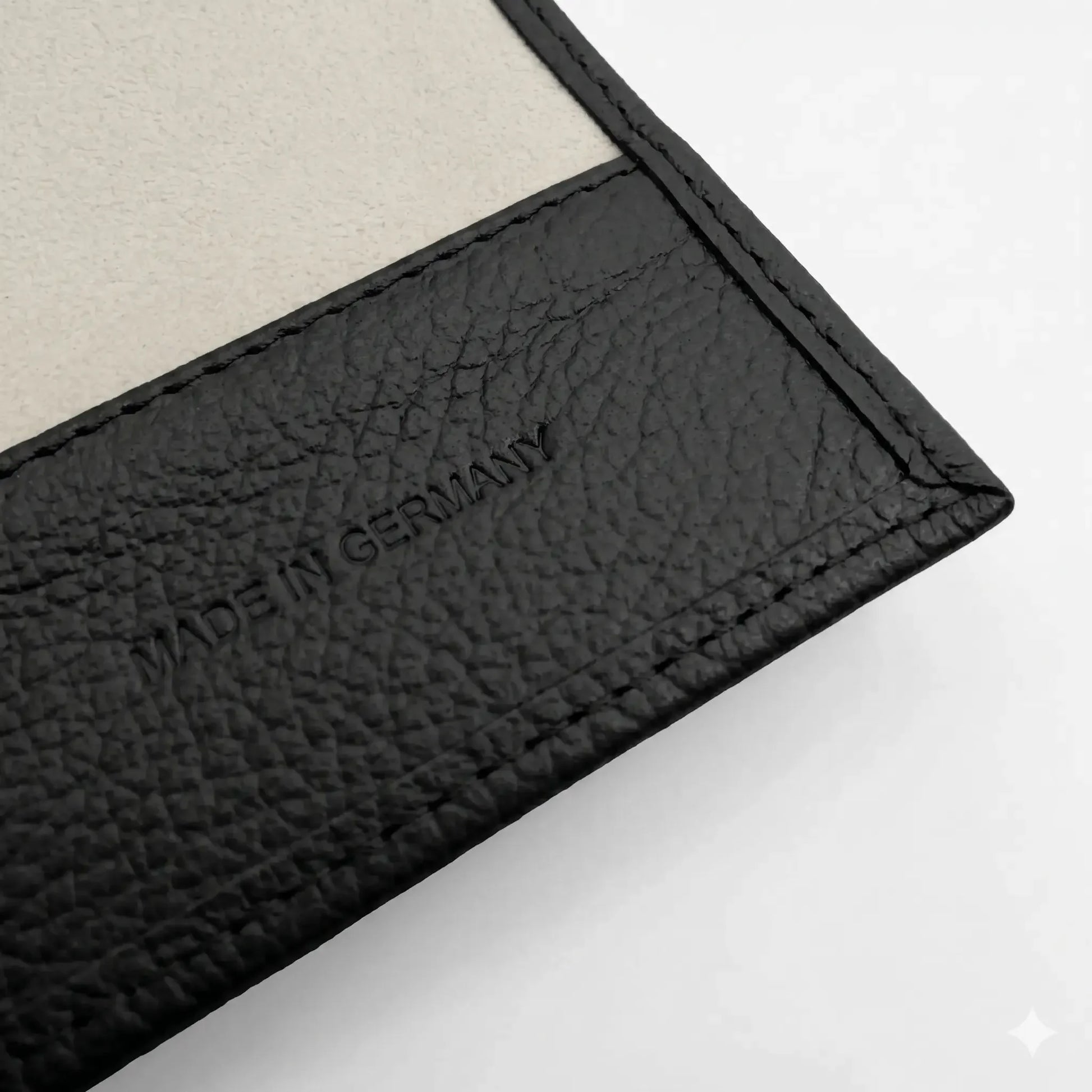 Detailaufnahme der schwarzen ATELIER Manhattan Uhrenrolle mit Made in Germany Prägung