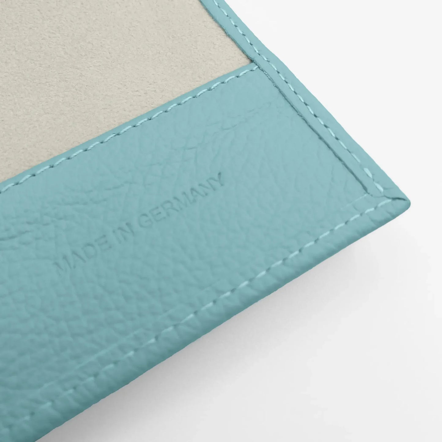 Detailaufnahme der hellblauen ATELIER Miami Uhrenrolle mit Made in Germany Prägung