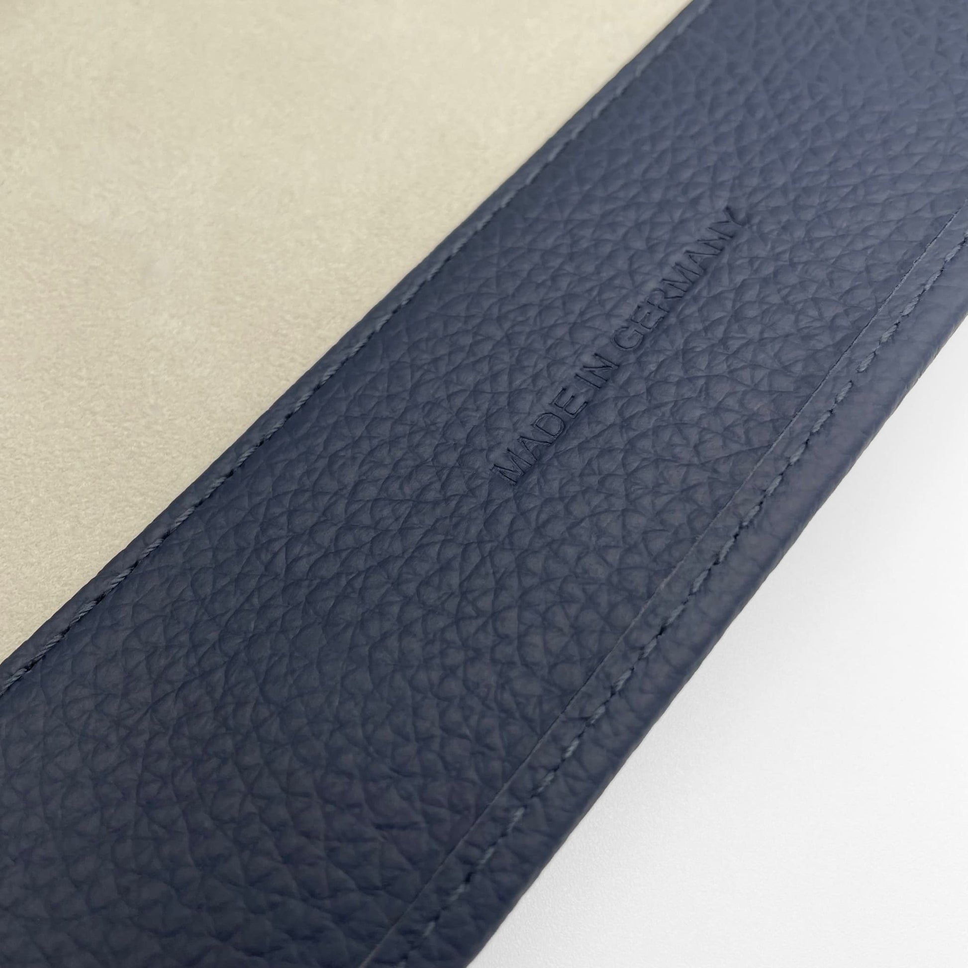 Uhrenrolle BERMUDA - Leder Dunkelblau, Nahaufnahme, Schriftzug Made in Germany - uhrenrolle