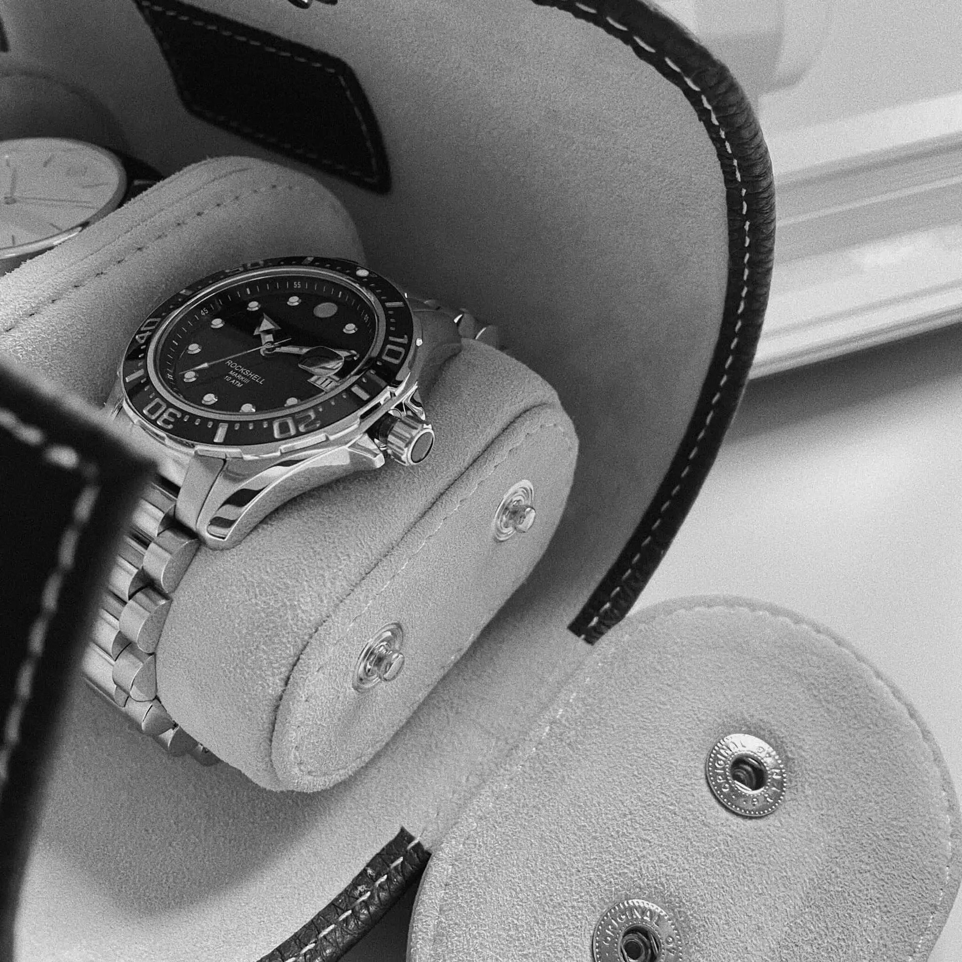 Schwarzweiße Detailaufnahme einer Automatikuhr in der geöffneten CLASSIC Uhrenrolle