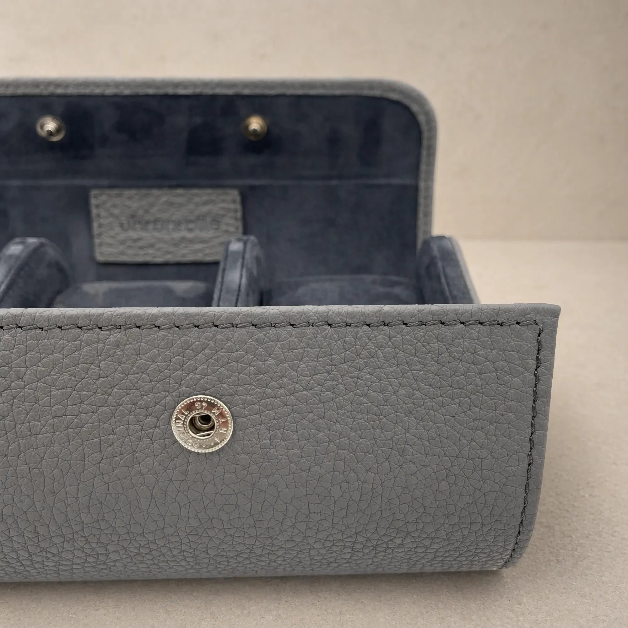 Detailaufnahme der grauen CLASSIC Uhrenrolle aus genarbtem Leder