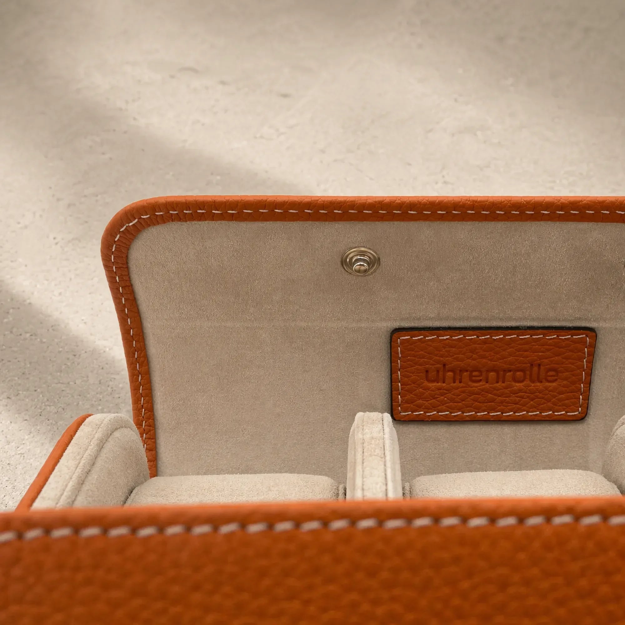 Detailaufnahme der orangefarbenen CLASSIC Uhrenrolle mit heller Kontrastnaht und weichem Innenfutter