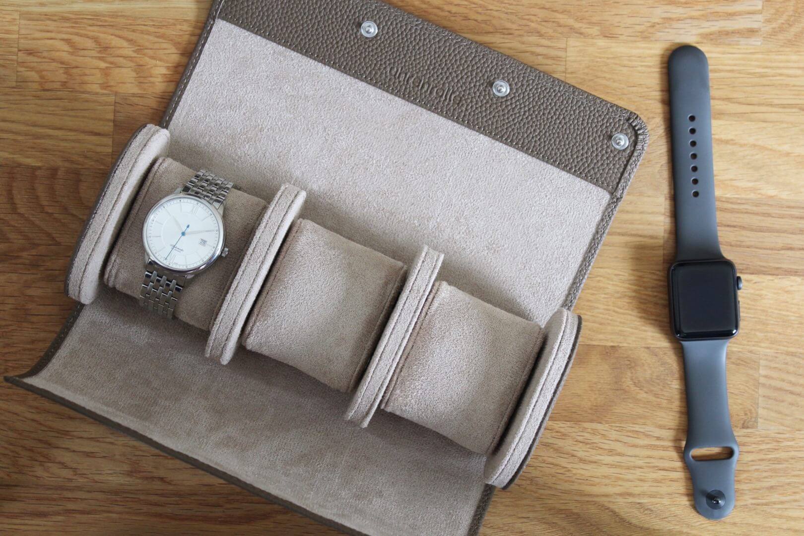 Die Uhrenrolle ist die hochwertige Aufbewahrung für deine Armbanduhren und Smartwatches. Handgefertigt aus echtem Leder. 