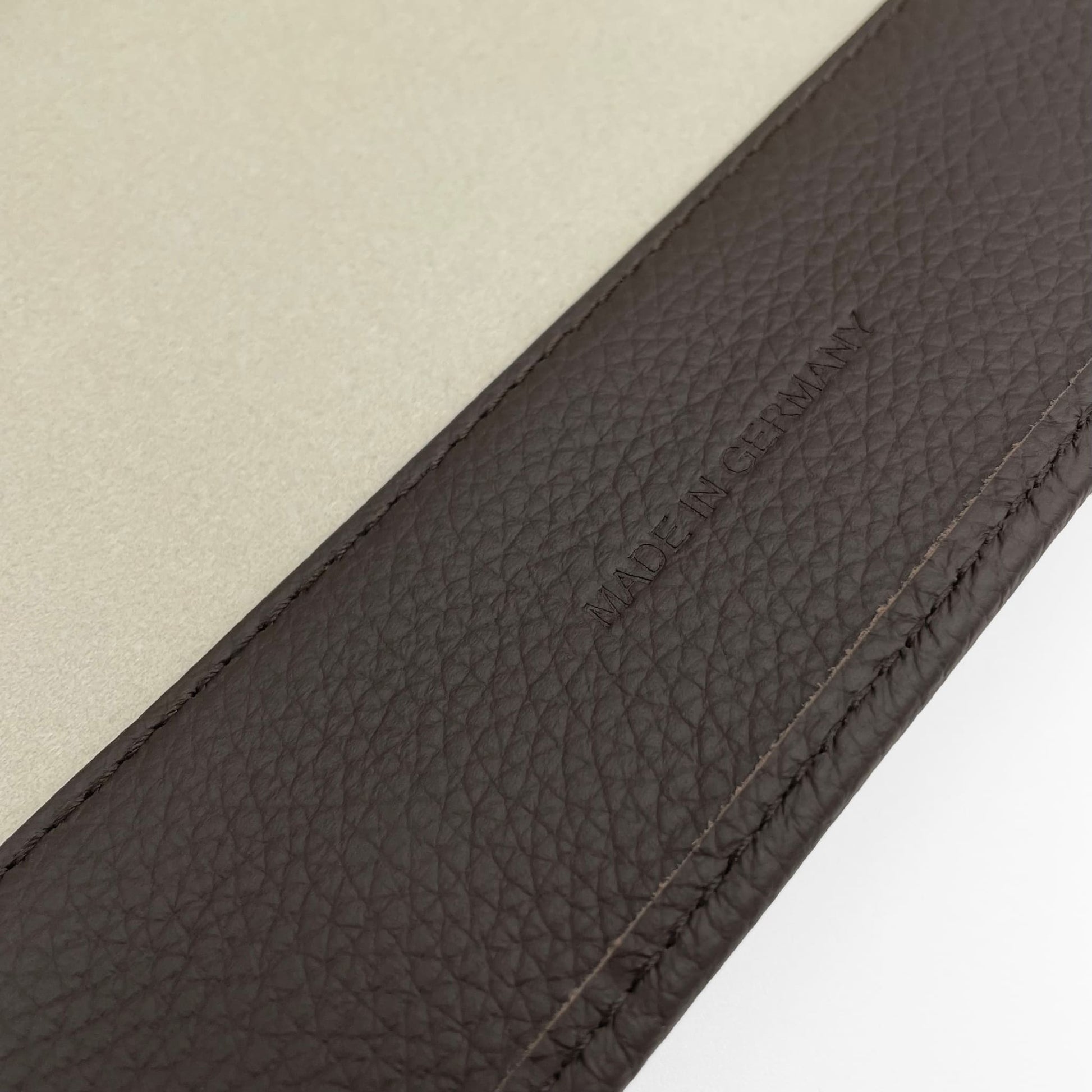 Uhrenrolle HAVANNA - Leder Dunkelbraun, Nahaufnahme, Schriftzug Made in Germany - uhrenrolle