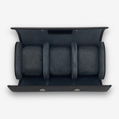 Uhrenrolle JET BLACK aus schwarzem Leder und dunkelgrauem Veloursleder, für 3 Uhren, geöffnete Ansicht von oben auf weißem Hintergrund – uhrenrolle