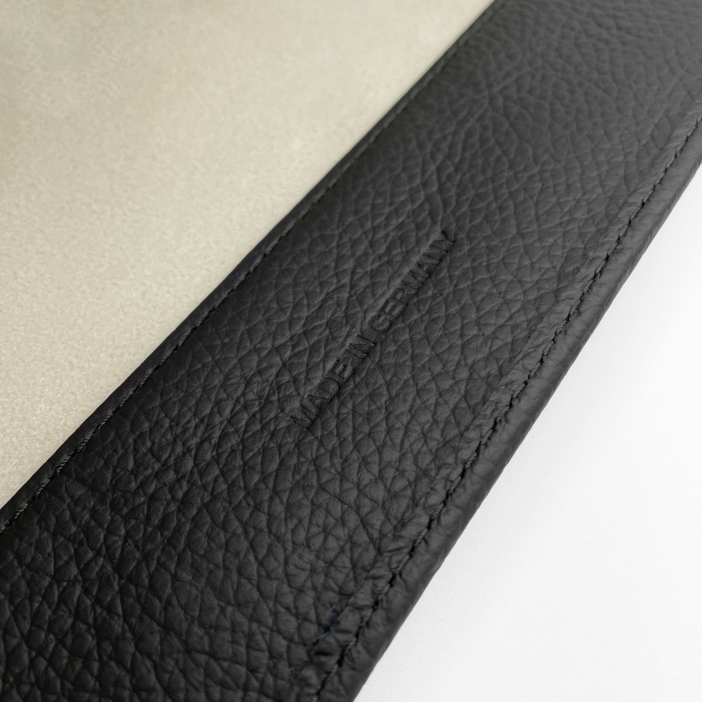 Uhrenrolle MANHATTAN - Leder Schwarz, Nahaufnahme, Schriftzug Made in Germany – uhrenrolle