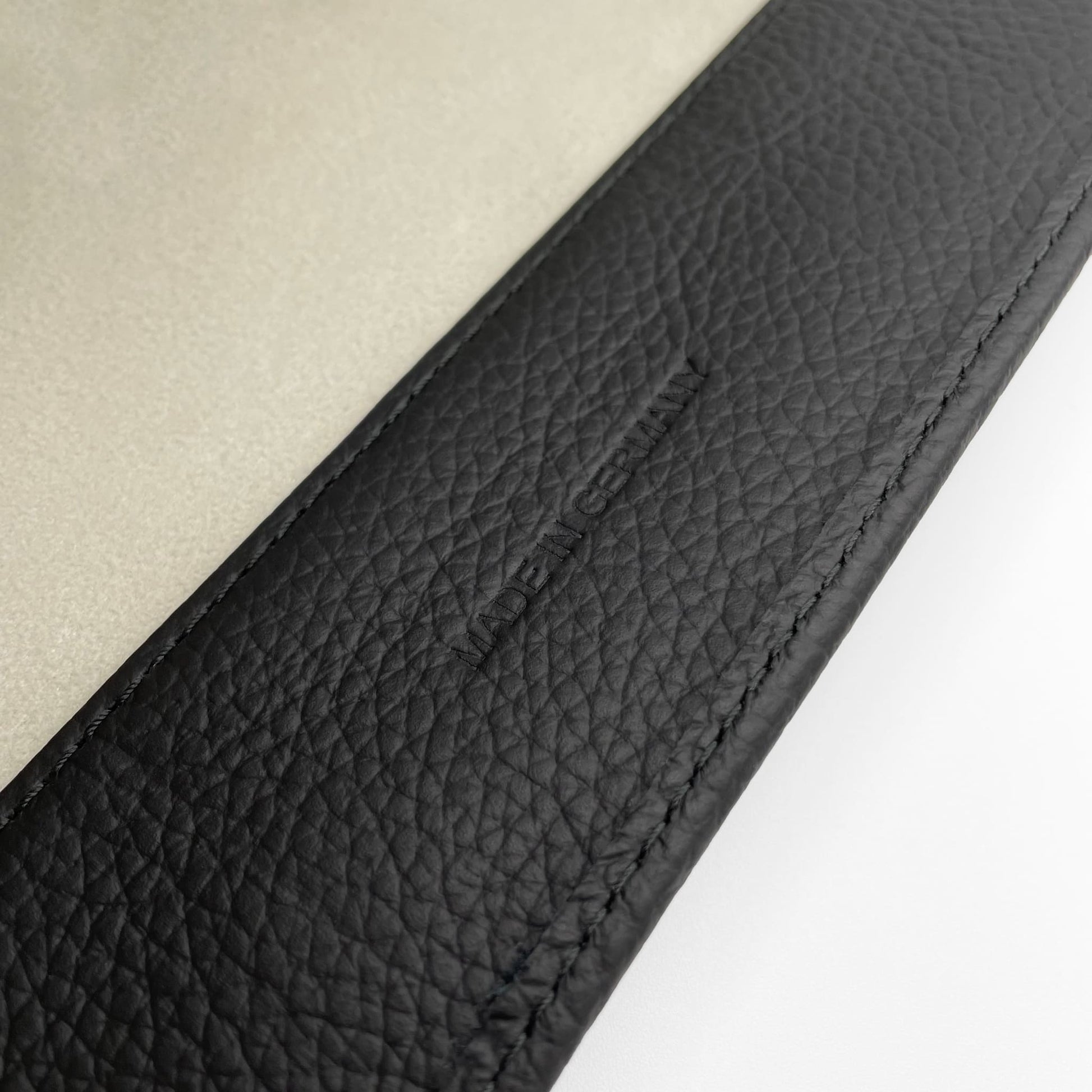 Uhrenrolle MANHATTAN - Leder Schwarz, Nahaufnahme, Schriftzug Made in Germany – uhrenrolle