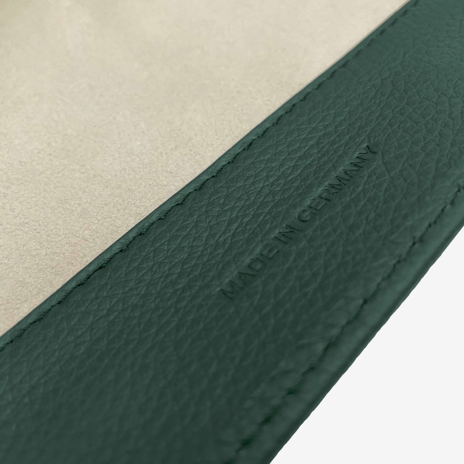 Uhrenrolle OXFORD - Leder Grün, Nahaufnahme, Schriftzug Made in Germany | uhrenrolle