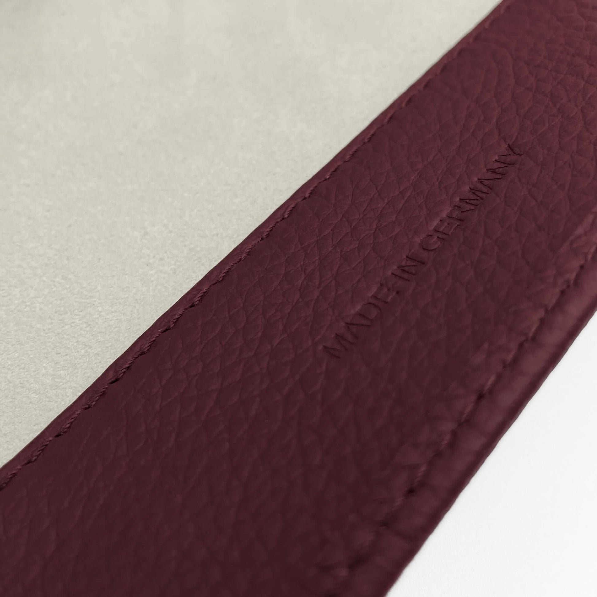 Uhrenrolle SINGAPUR - Leder Violettrot, Nahaufnahme, Schriftzug Made in Germany – uhrenrolle