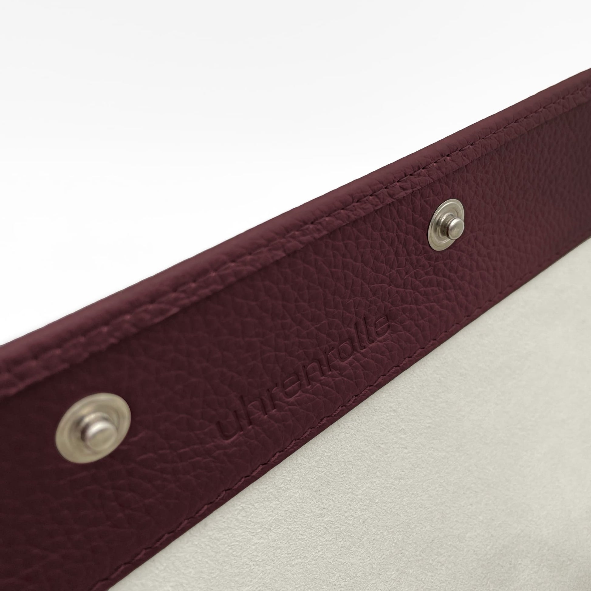 Uhrenrolle SINGAPUR - Leder Violettrot, Nahaufnahme, Schriftzug uhrenrolle – uhrenrolle